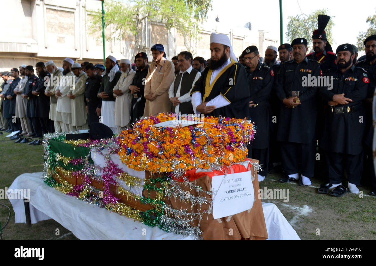 Peshawar, Pakistan. 17. März 2017. Bestattungsriten sein Angebot für FC-Soldaten, die bei Terroranschlag in Charsadda in Peshawar FC zentrale auf Freitag, 17. März 2017 gemartert. Bildnachweis: Asianet-Pakistan/Alamy Live-Nachrichten Stockfoto