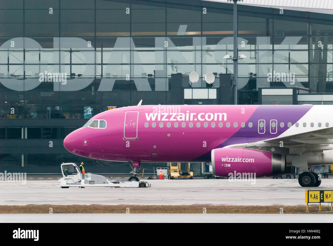 Danzig, Polen. 17. März 2017. Low-cost Fluggesellschaft Wizz Air Hungary GmbH Flugzeug Airbus A320-200 ist in regnerischen Tag am 17. März 2017 in Lech Walesa Flughafen Danzig, Polen Kredit zu sehen: Wojciech Strozyk/Alamy Live News Stockfoto