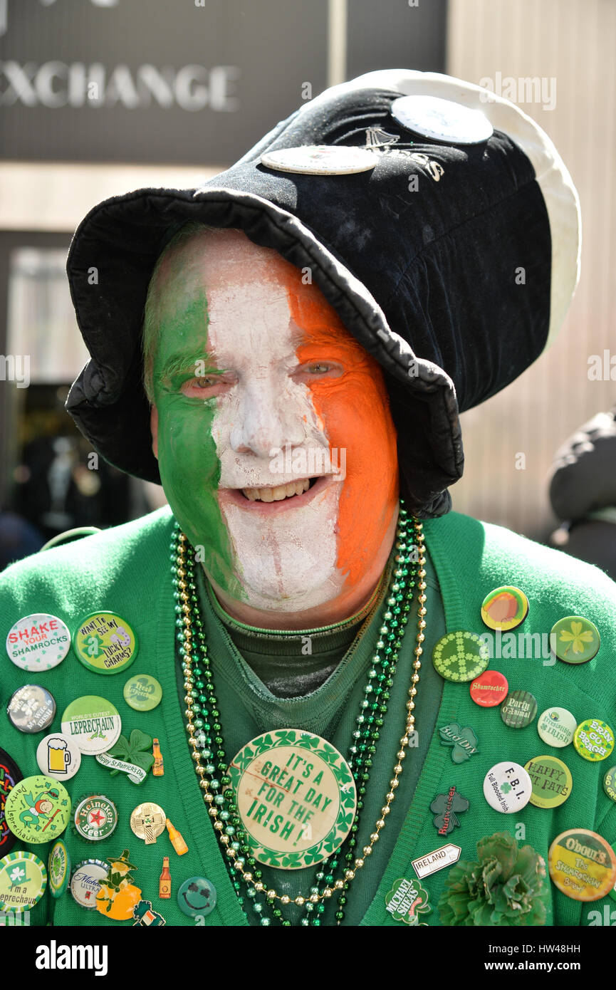 New York, USA. 17. März 2017. Dennis Dunn verkleidet sich im irischen Tarif für den St. Patricks Day Parade. Bildnachweis: Erik Pendzich/Alamy Live-Nachrichten Stockfoto