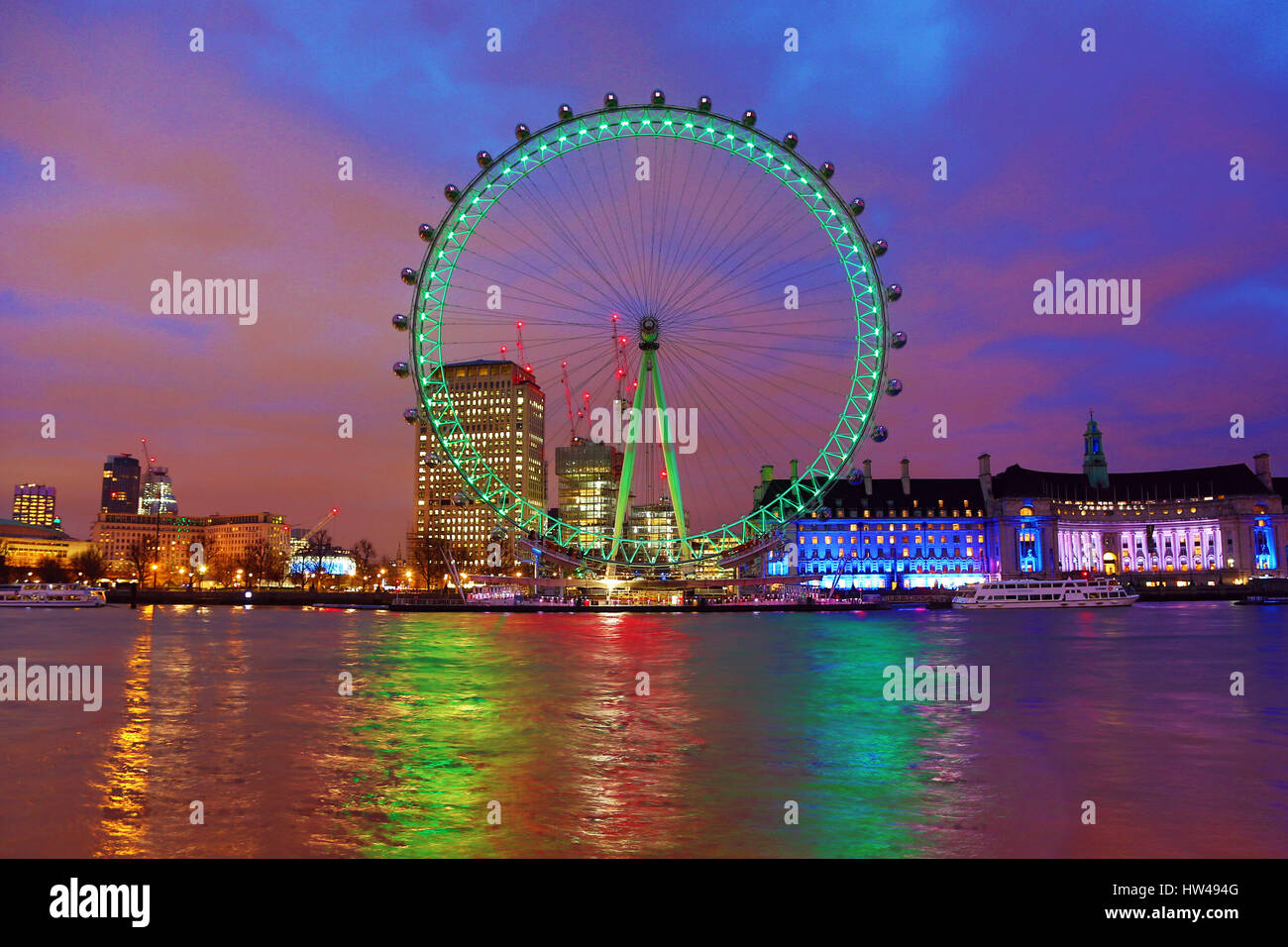 London, UK. 17. März 2017. Das London Eye geht Grün feiern St. Patricks Day in London, England-Credit: Paul Brown/Alamy Live News Stockfoto