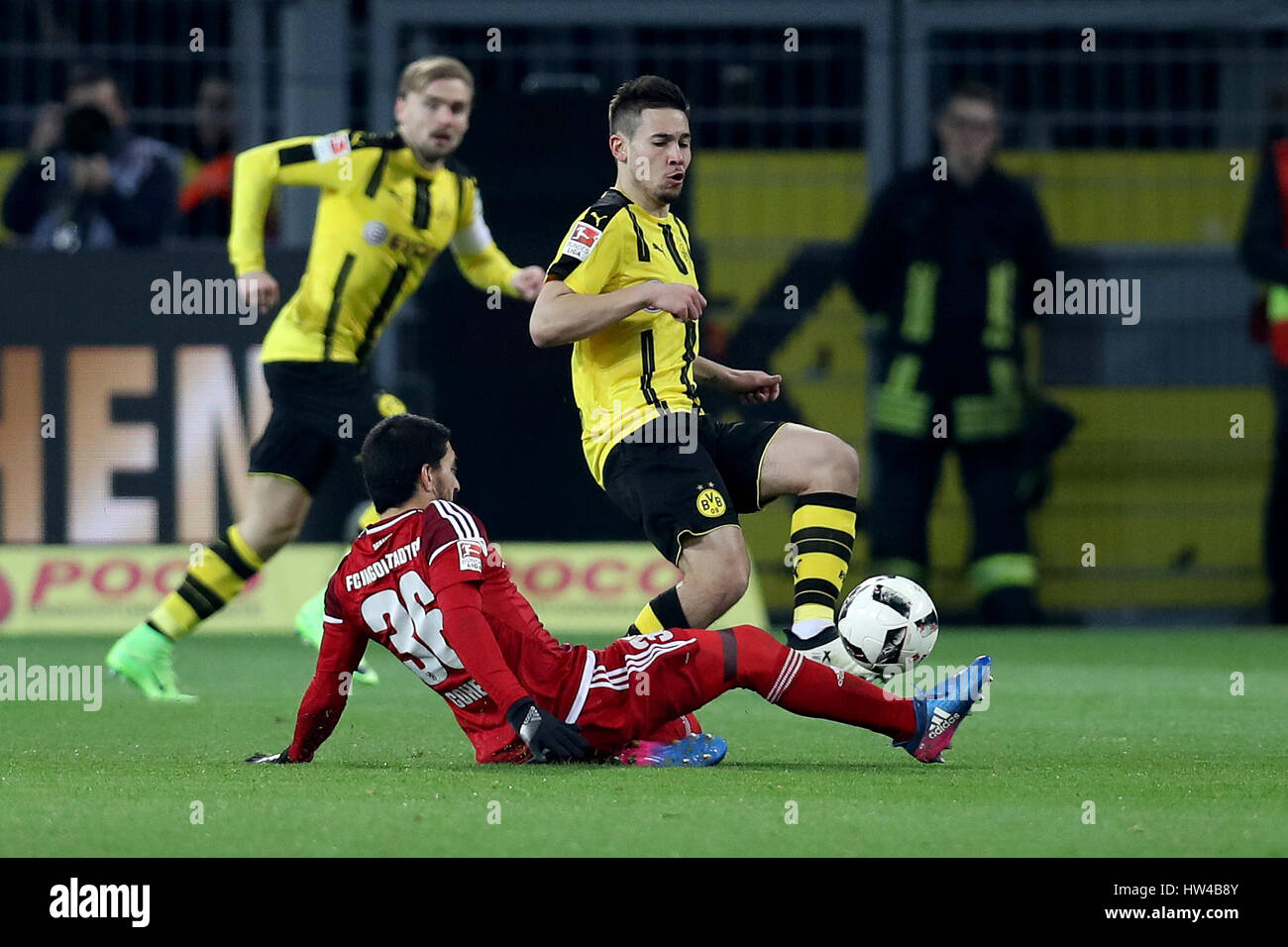 Dortmund. 17. März 2017. Raphael Guerreiro (oben) von Dortmund wetteifert mit Almog Cohen von Ingolstadt in der deutschen Bundesliga-Fußballspiel im Signal Iduna Park in Dortmund, Deutschland am 17. März 2017. Bildnachweis: Joachim Bywaletz/Xinhua/Alamy Live-Nachrichten Stockfoto