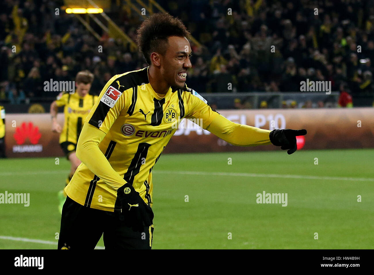 Dortmund. 17. März 2017. Pierre-Emerick Aubameyang Dortmund feiert ein Ziel in der deutschen Bundesliga-Fußballspiel zwischen Borussia Dortmund und FC Ingolstadt im Signal Iduna Park in Dortmund, Deutschland am 17. März 2017. Bildnachweis: Joachim Bywaletz/Xinhua/Alamy Live-Nachrichten Stockfoto