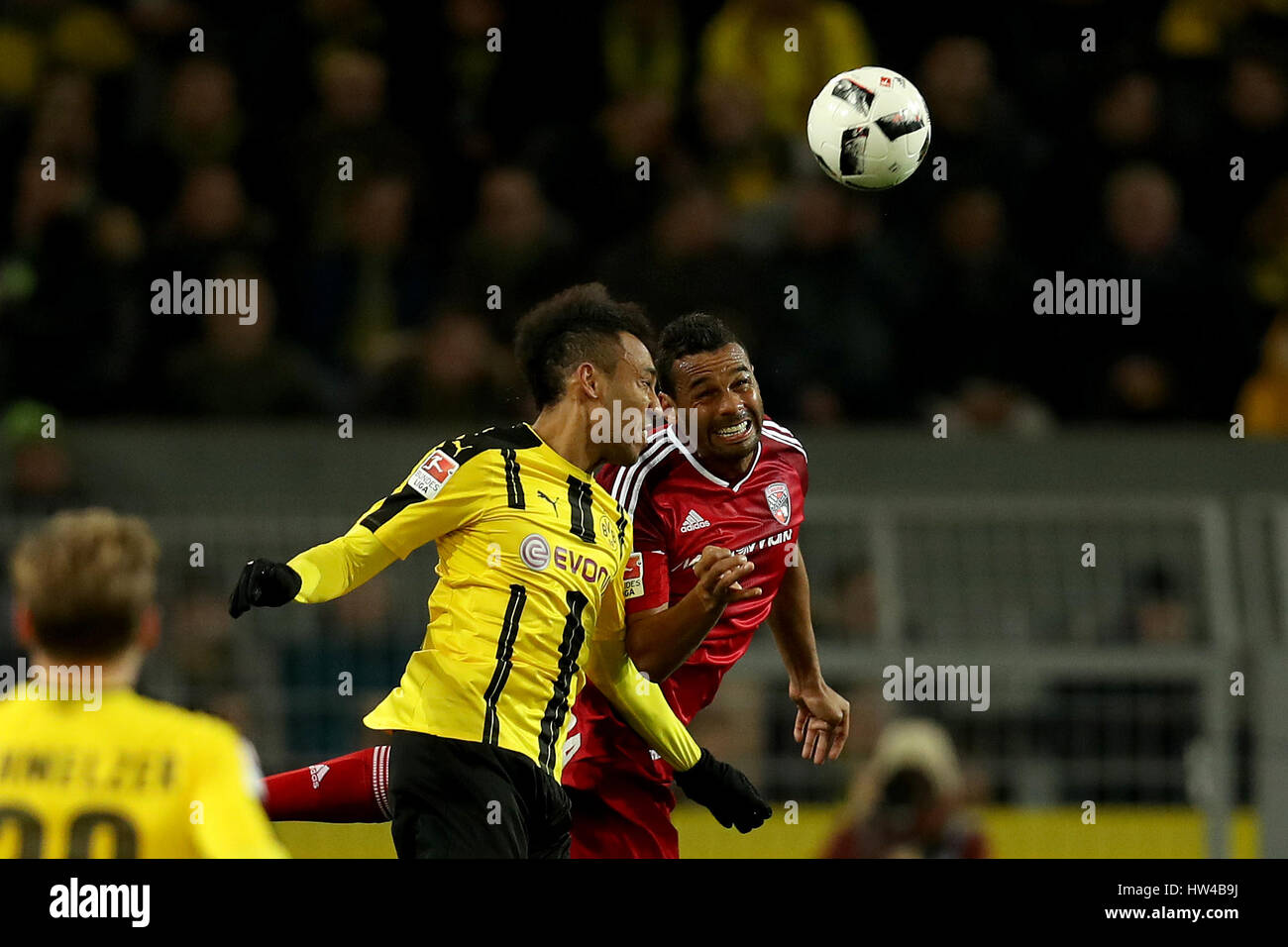 Dortmund. 17. März 2017. Pierre-Emerick Aubameyang (L) von Dortmund kämpft um den Ball in der deutschen Bundesliga-Fußballspiel zwischen Borussia Dortmund und FC Ingolstadt im Signal Iduna Park in Dortmund, Deutschland am 17. März 2017. Bildnachweis: Joachim Bywaletz/Xinhua/Alamy Live-Nachrichten Stockfoto