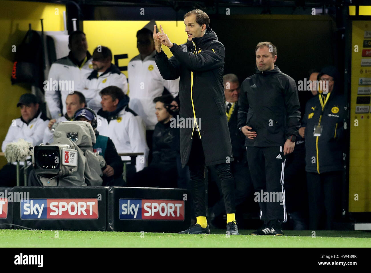 Dortmund. 17. März 2017. Headcoach von Dortmund Thomas Tuchel reagiert während der deutschen Bundesliga-Fußballspiel zwischen Borussia Dortmund und FC Ingolstadt im Signal Iduna Park in Dortmund, Deutschland am 17. März 2017. Bildnachweis: Joachim Bywaletz/Xinhua/Alamy Live-Nachrichten Stockfoto