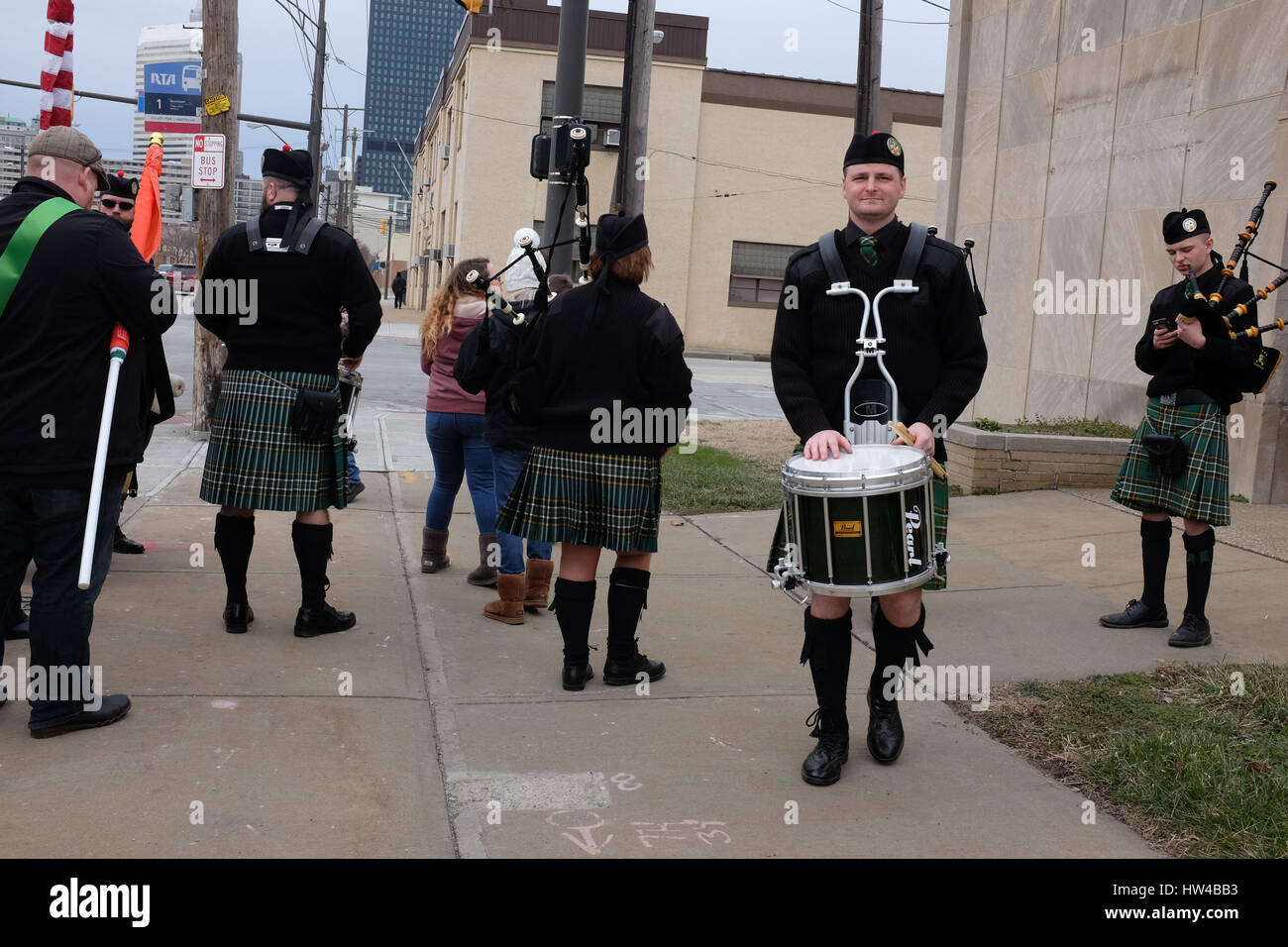 Cleveland, Ohio, USA.  17. März 2017.  St. Patricks Day Parade Teilnehmer bereiten für die 175. Parade an einem kalten Frühlingstag in Cleveland, Ohio, USA.  Mark Kanning/Alamy Live-Nachrichten. Stockfoto