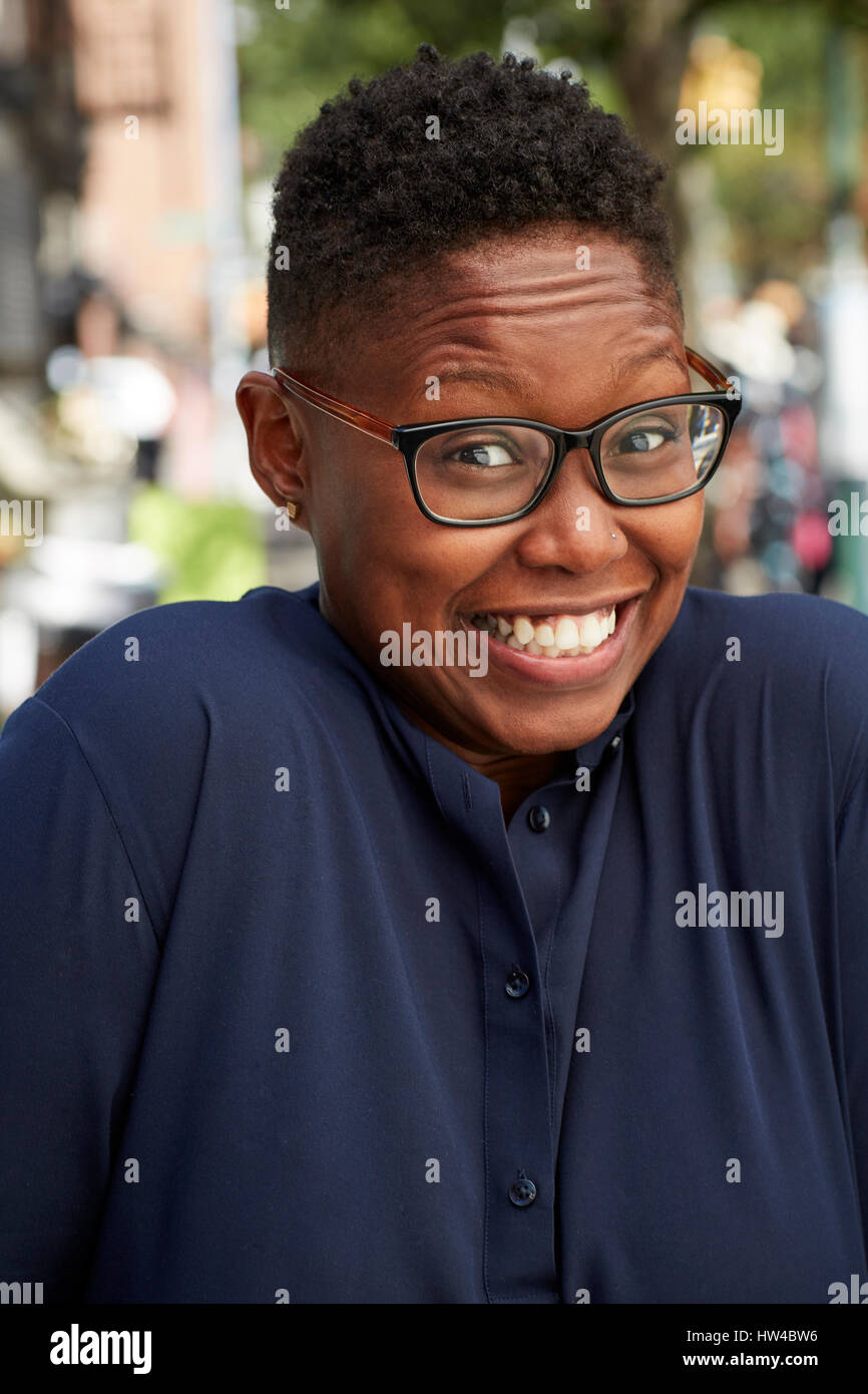Porträt von schwarze Frau Achselzucken auf Stadt Bürgersteig Stockfoto