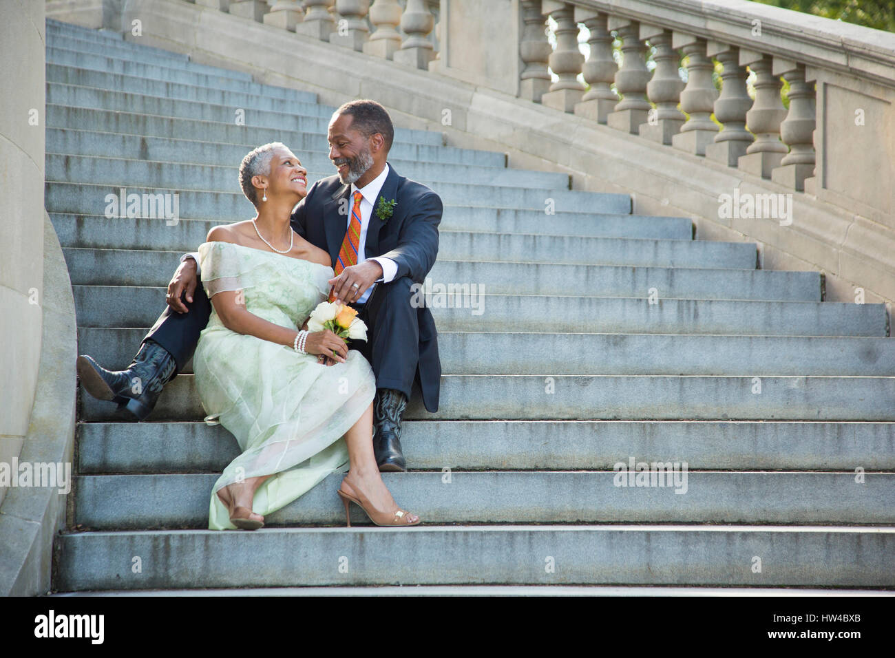Schwarz Paar sitzt auf Steintreppe Stockfoto
