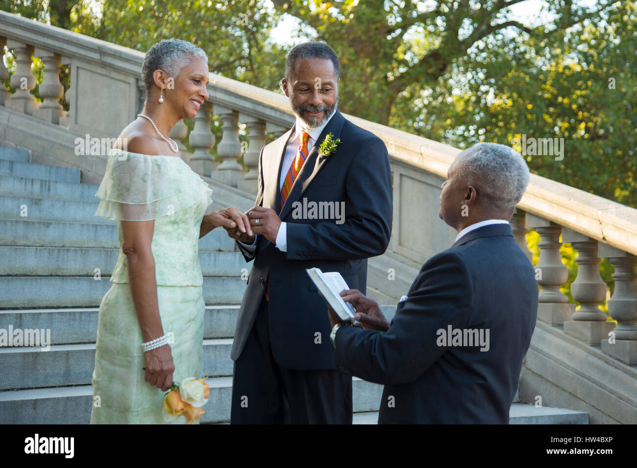 Trauung auf Steintreppe Stockfoto