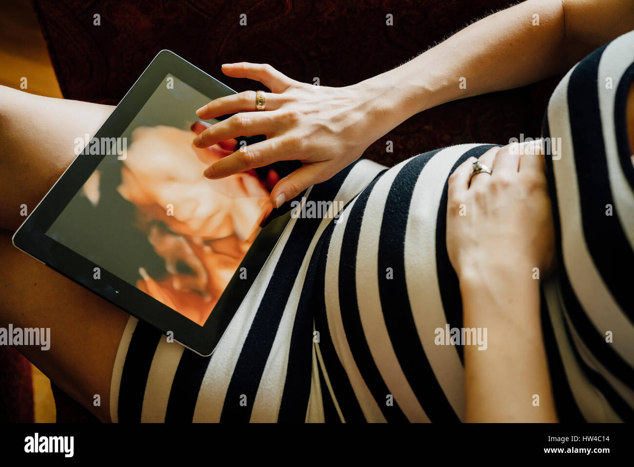 Mittelteil des kaukasischen Schwangere mit digital-Tablette Stockfoto