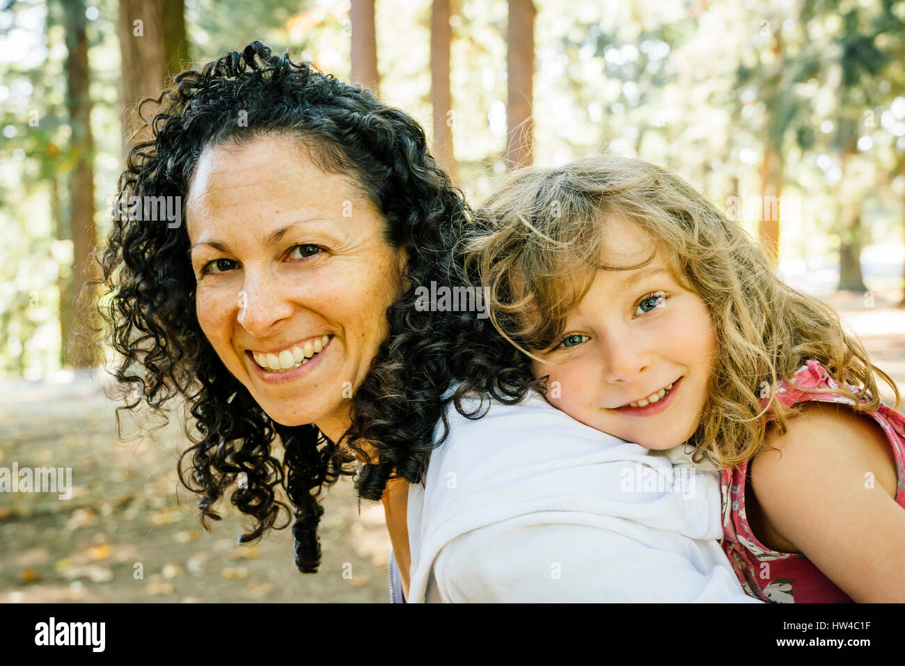 Porträt des Lächelns kaukasischen Mutter und Tochter Stockfoto