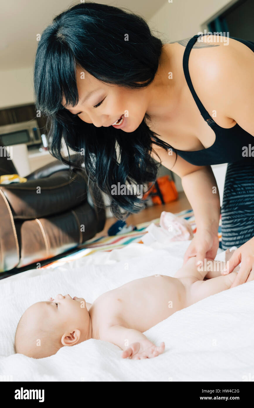 Mutter mit Tochter nacktes Baby auf Decke spielen Stockfoto