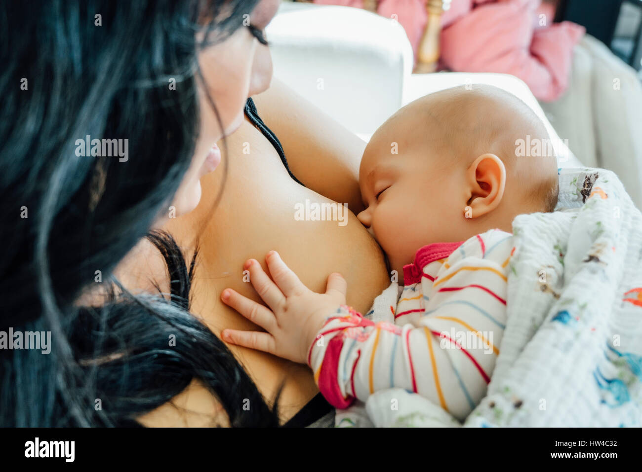 Stillende Mutter Tochter Stockfoto