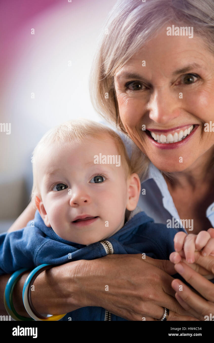 Porträt des Lächelns kaukasischen Großmutter und Baby Enkel Stockfoto