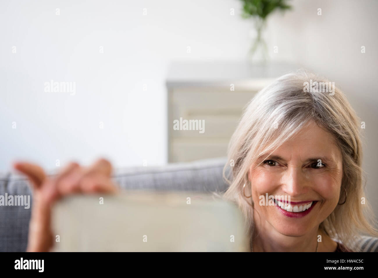 Lächelnde kaukasischen Frau posiert für Handy selfie Stockfoto