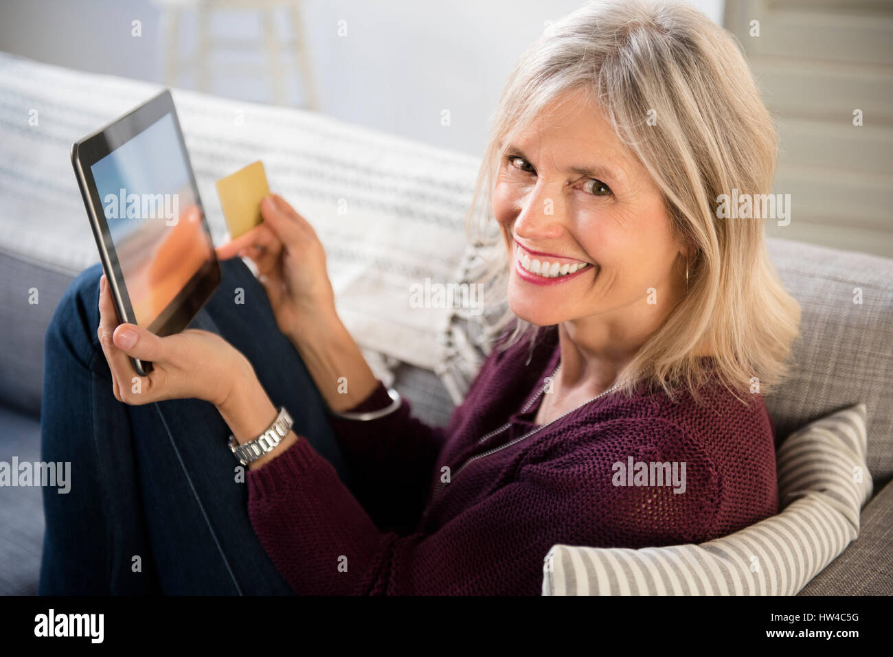 Lächelnd, kaukasischen Frau online-shopping mit digital-Tablette Stockfoto