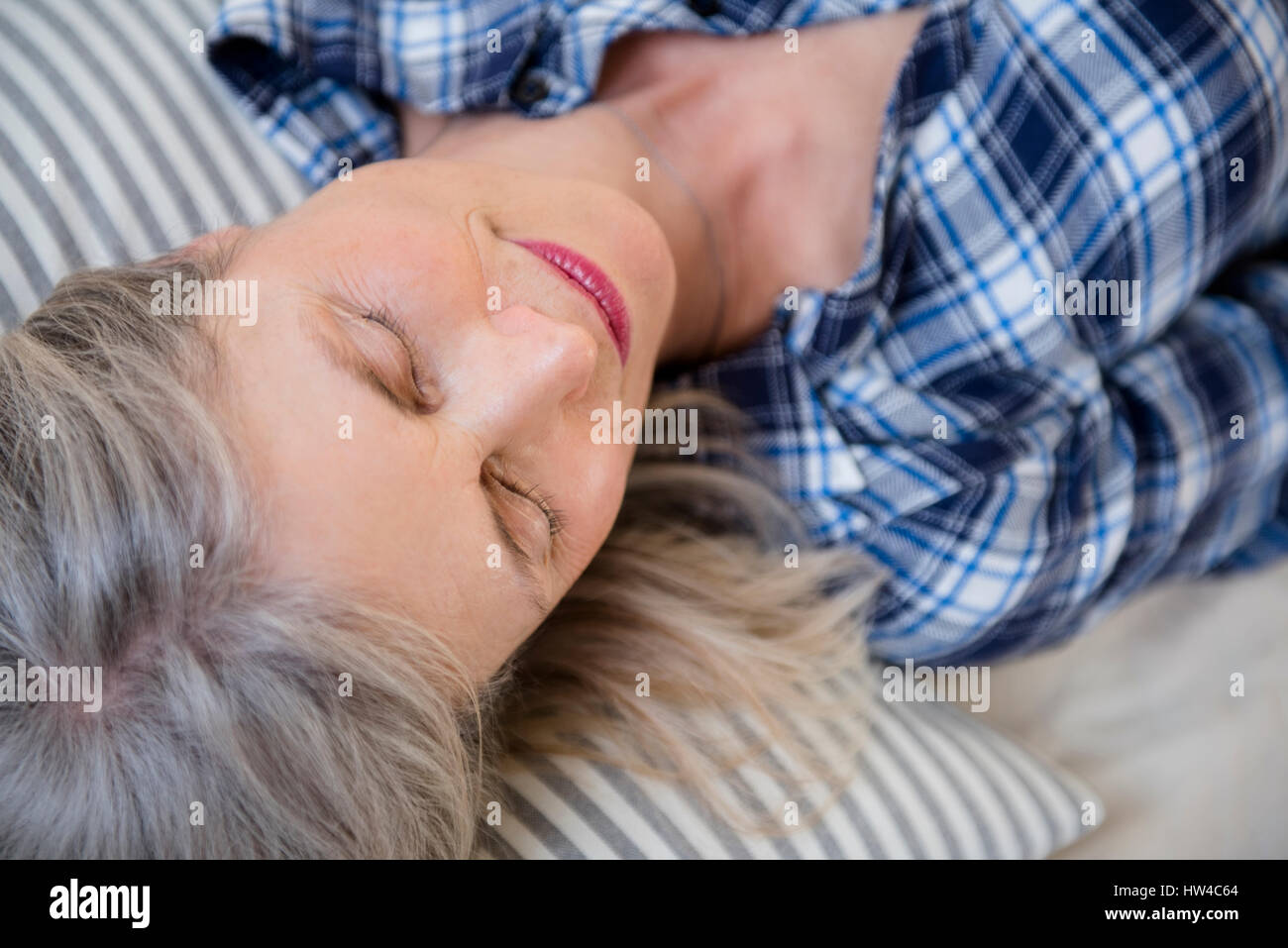 Kaukasische Frau Handauflegen Kissen schlafen Stockfoto