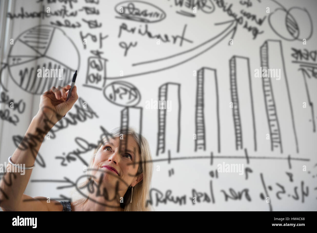 Kaukasische Geschäftsfrau Glasfenster Diagramm anhand Stockfoto