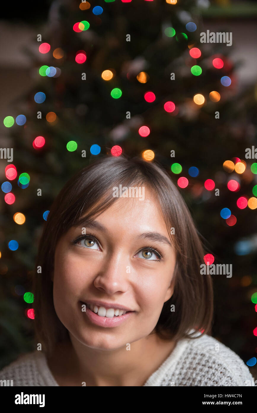 Nachdenklich Mischlinge Frau Weihnachtsbaum Stockfoto