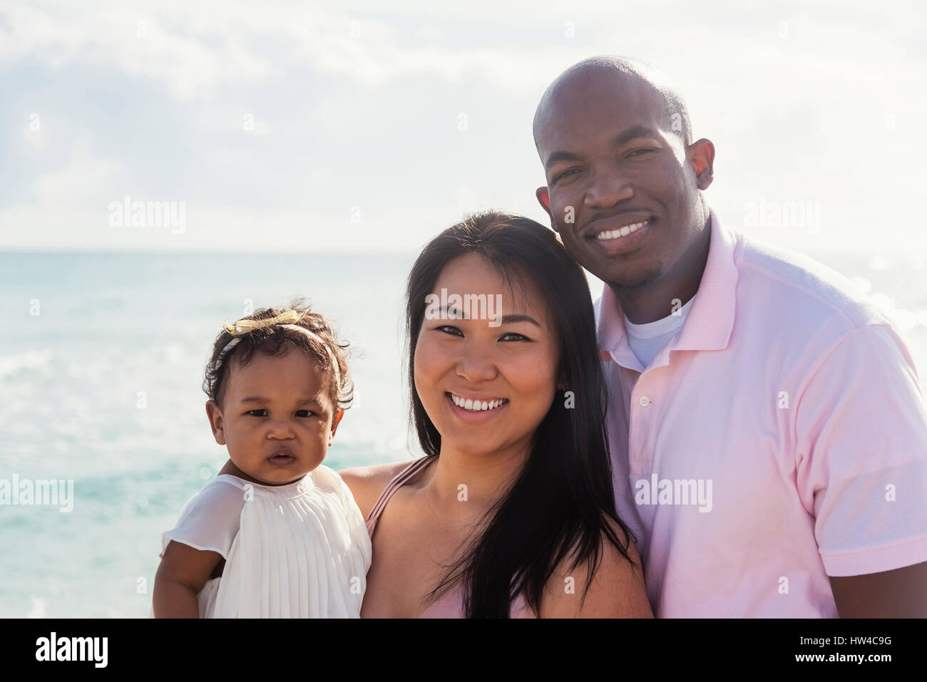 Paar posiert in der Nähe von Meer mit Tochter Stockfoto