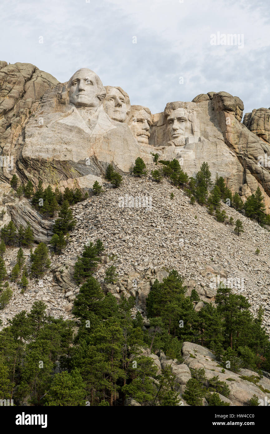 Niedrigen Winkel Ansicht des Mount Rushmore National Memorial, South Dakota, Vereinigte Staaten Stockfoto