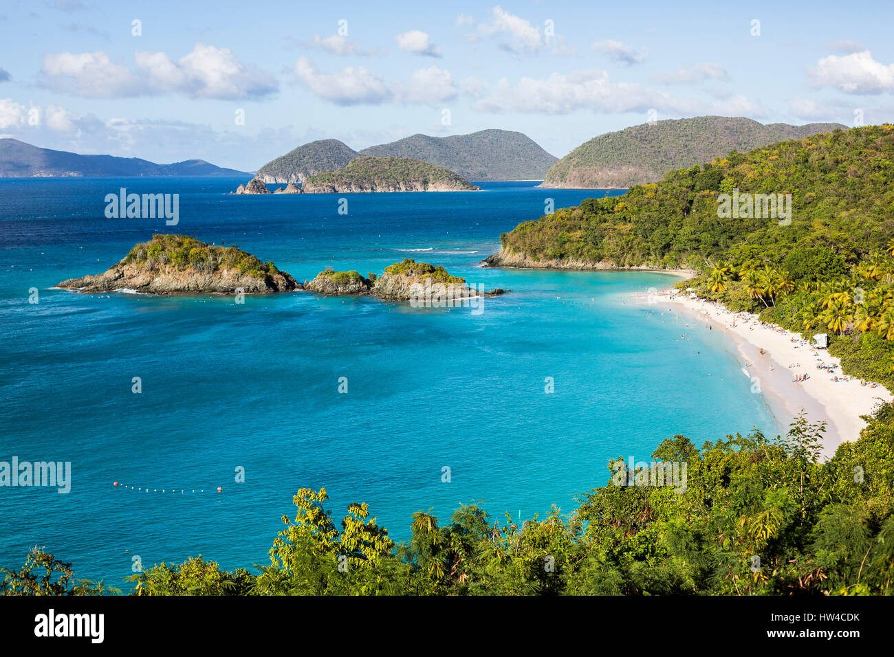 Üppigen Hügeln in der Nähe von tropischen Ozean Stockfoto