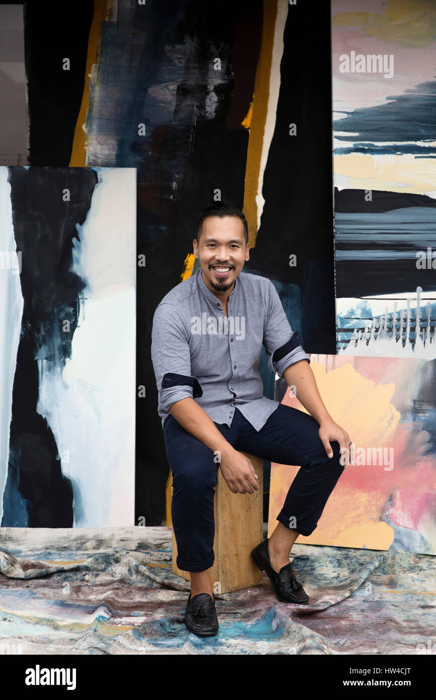 Pacific Islander Künstler sitzen mit Bildern Stockfoto
