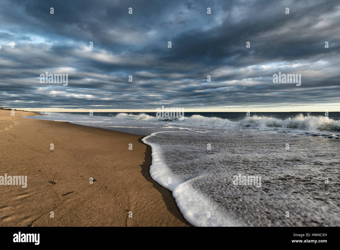 Wolken über Meer Strand Stockfoto