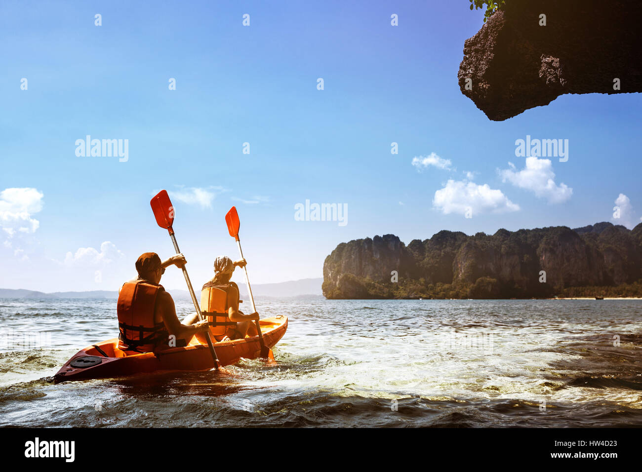 Paar, Kanufahren auf dem Meer Insel Kulisse Stockfoto