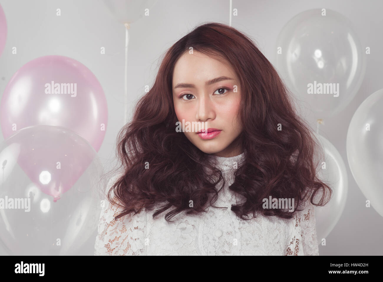 Stilvolle Mode Asiatin mit Pastell Luftballons Stockfoto