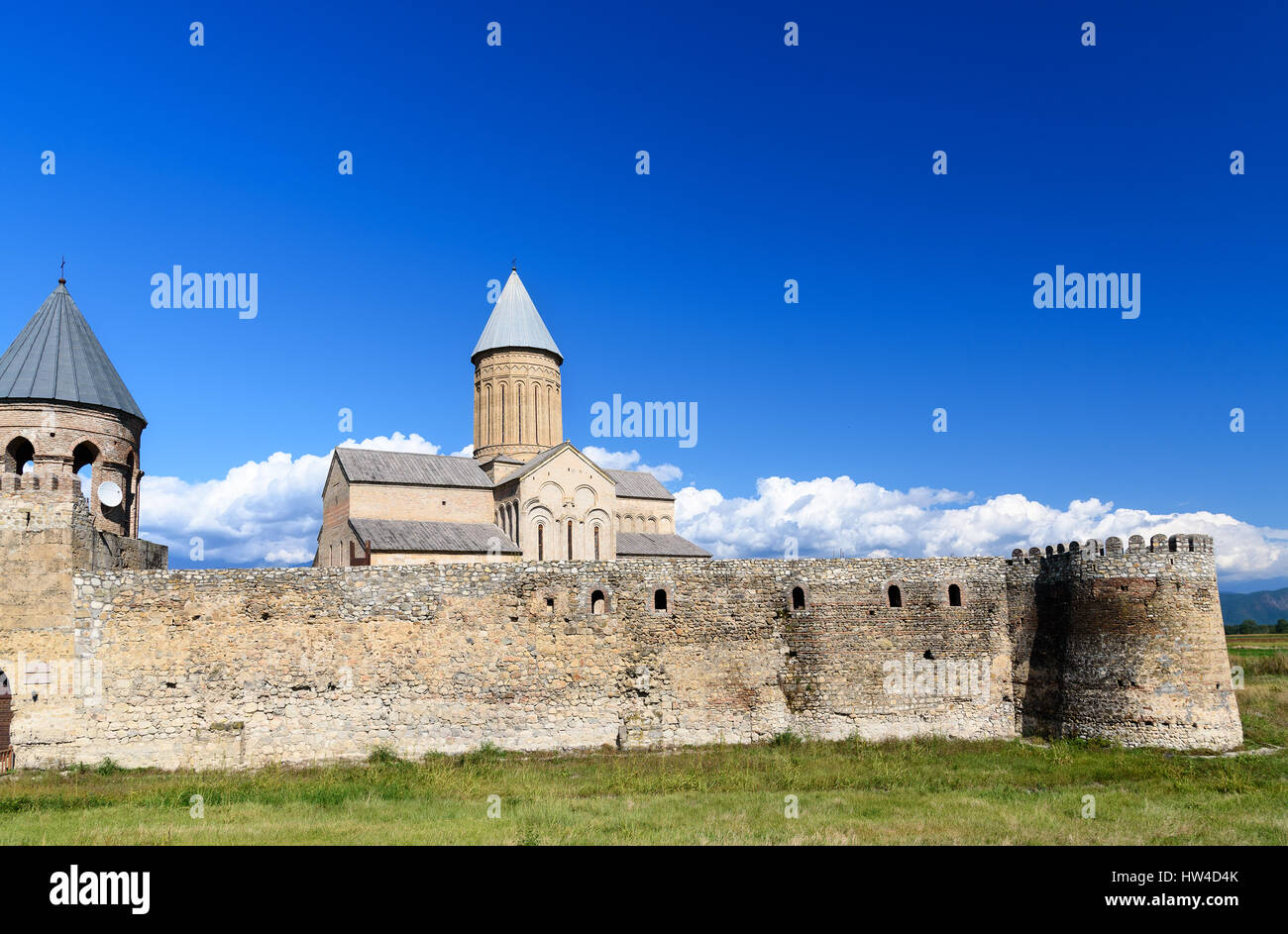 Blick auf Alaverdi Kloster im Alasani Tal. Alaverdi St. George Cathedral ist befindet sich 18 km von der Stadt Telavi. Kakheti Region. Georgien Stockfoto