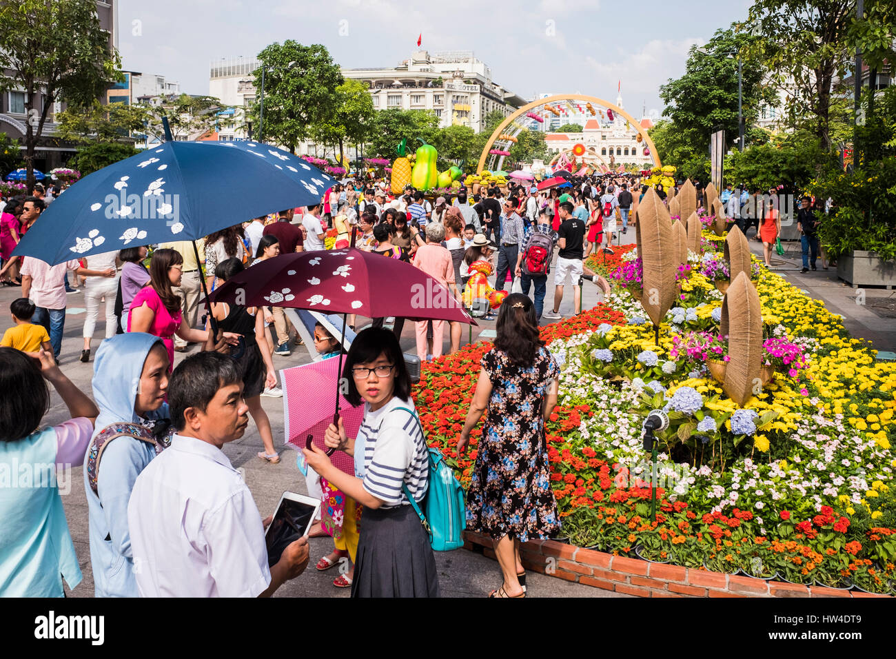 Vietnamesischen Menschen genießen das neue Year(Tet) Blumenfest auf Nguyen Hue Straße, Ho-Chi-Minh-Stadt, Vietnam Stockfoto