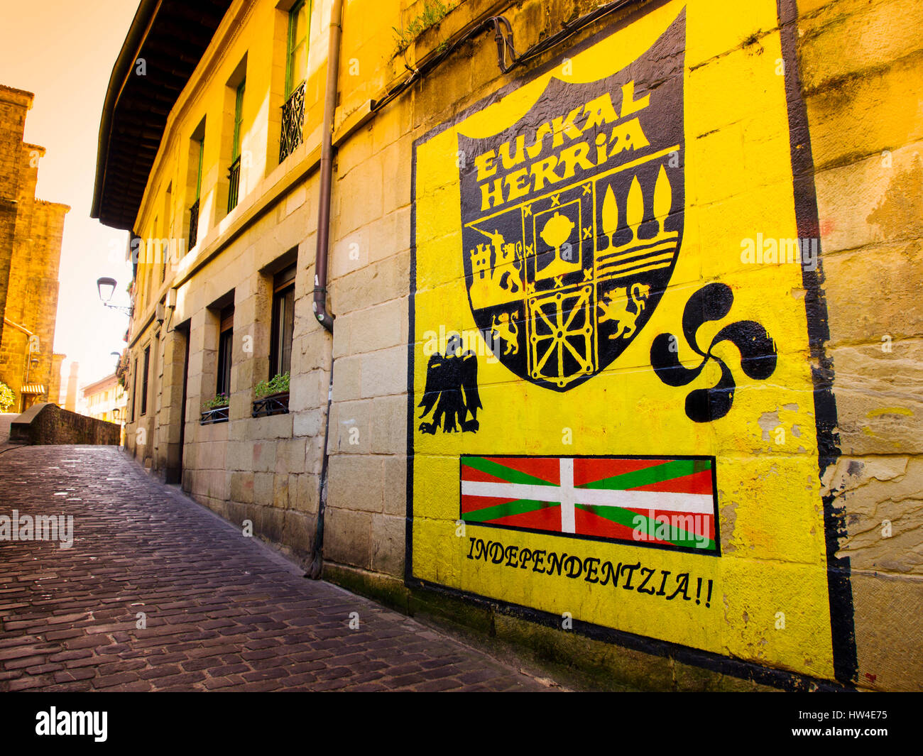 PASAI Donibane. Straße mit einer Wandmalerei über die Unabhängigkeit des Baskenlandes (Euskal Herria). Fischerdorf von Pasajes de San Juan. San Stockfoto