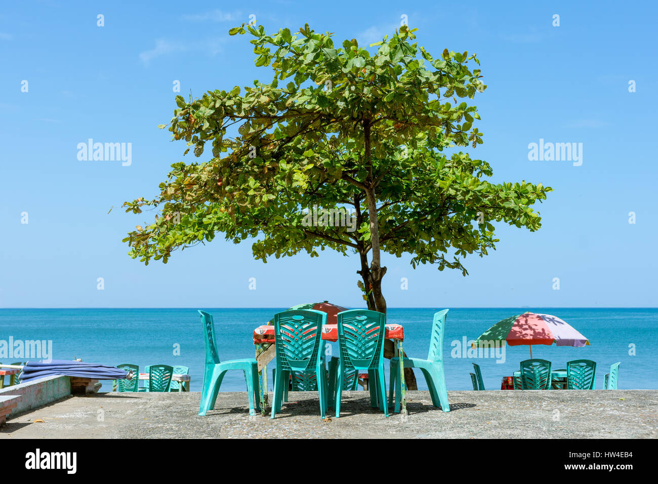 Alfresco Speisesaal in der Natur am Meer in Padang, Indonesien. Stockfoto