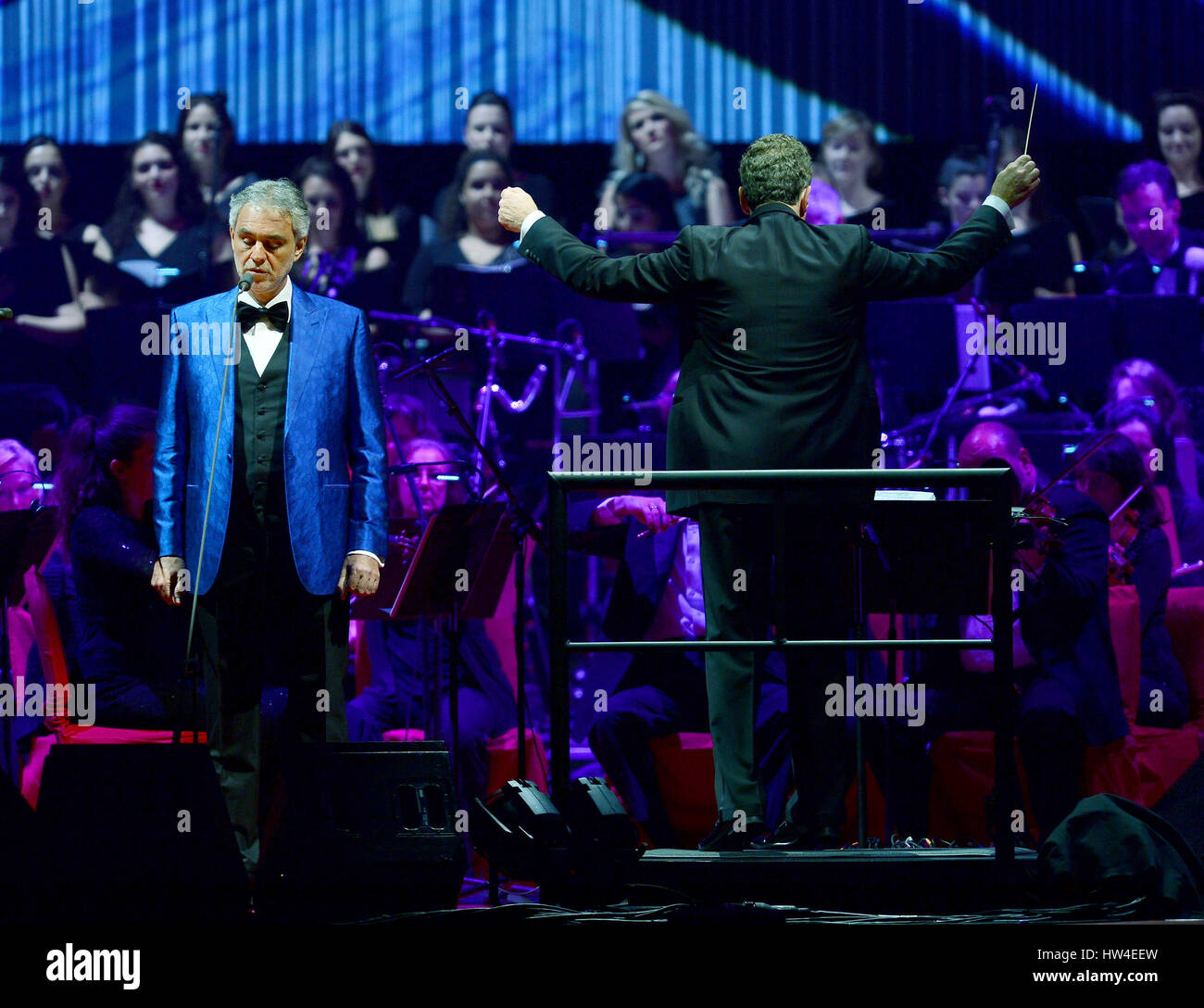 Andrea Bocelli tritt bei der American Airlines Arena mit: Andrea Bocelli, Dirigent Eugene Kohn wo: Miami, Florida, USA bei: 13. Februar 2017 Stockfoto