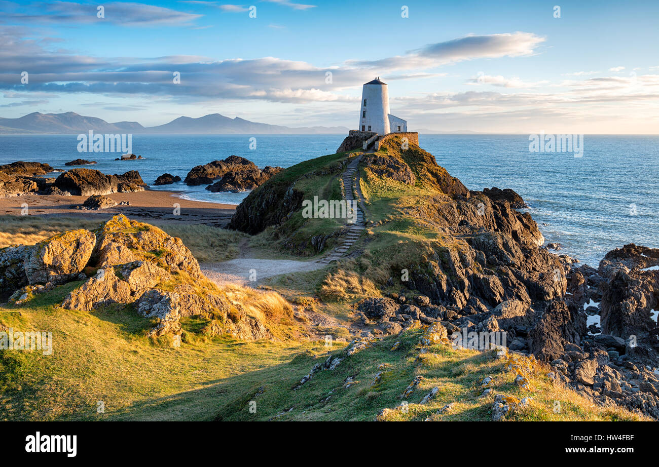 Der Leuchtturm auf Llanddwyn Island in der Nähe von Newborough an der Küste von Anglesey in Wales Stockfoto