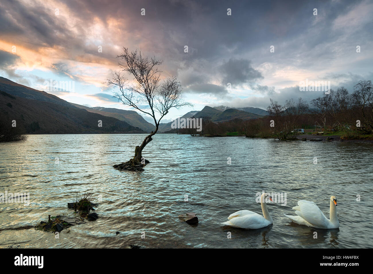 Stürmischer Sonnenaufgang über Llyn Padarn See in Snowdonia-Nationalpark in Wales Stockfoto
