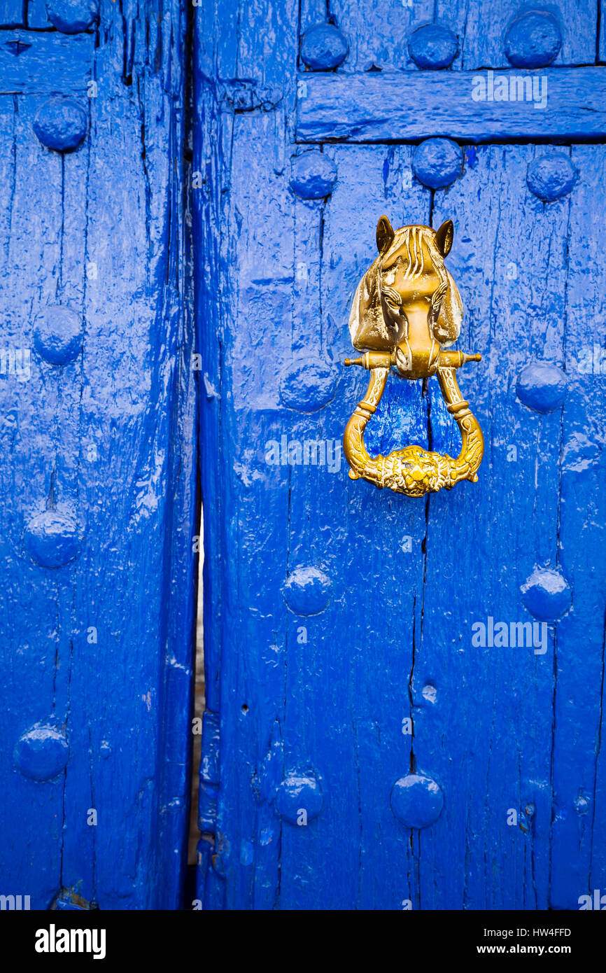 Blaue Eingangstür und Türklopfer. Venta del Quijote. Puerto Lapice, Provinz Ciudad Real, Castilla La Mancha, Spanien Europa Stockfoto