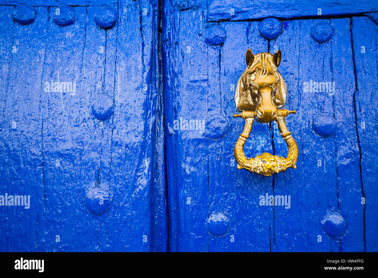 Blaue Eingangstür und Türklopfer. Venta del Quijote. Puerto Lapice, Provinz Ciudad Real, Castilla La Mancha, Spanien Europa Stockfoto
