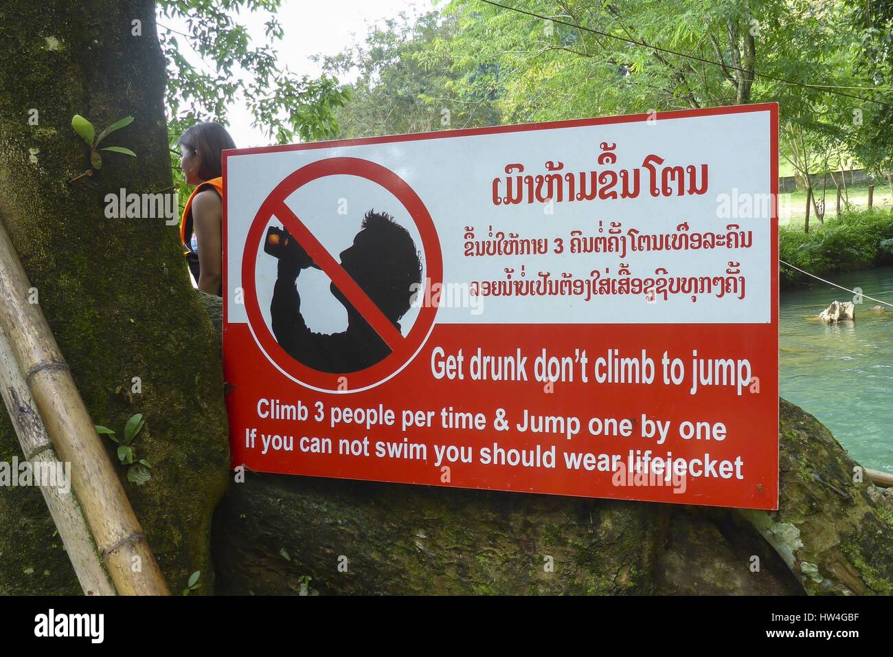 Nam Song River Februar 2017 Plakat Warnung erhalten betrunken nicht springen Klettern Klettern 3 Personen pro Zeit Sprung eins nach dem anderen, wenn Sie nicht, Sie schwimmen können sollten Lifejecket Rettungsweste tragen | weltweite Nutzung Stockfoto