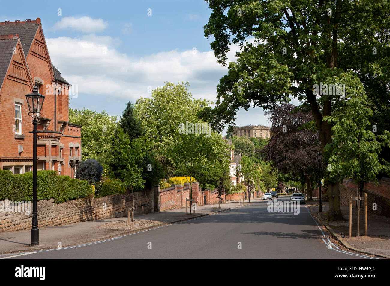 Wohn-Boulevard zu Nottingham Castle, Nottingham, UK, mit Einfamilienhäusern vom Straßenrand gesehen führt. Stockfoto