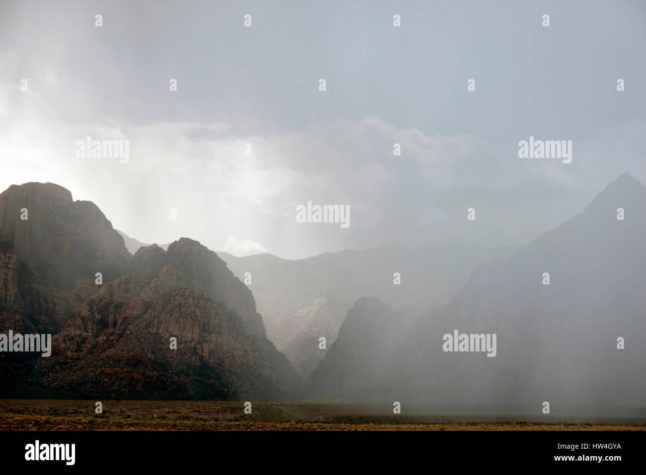 Regen über Red Rock Canyon National Conservation Area, Las Vegas, Nevada, USA. Stockfoto