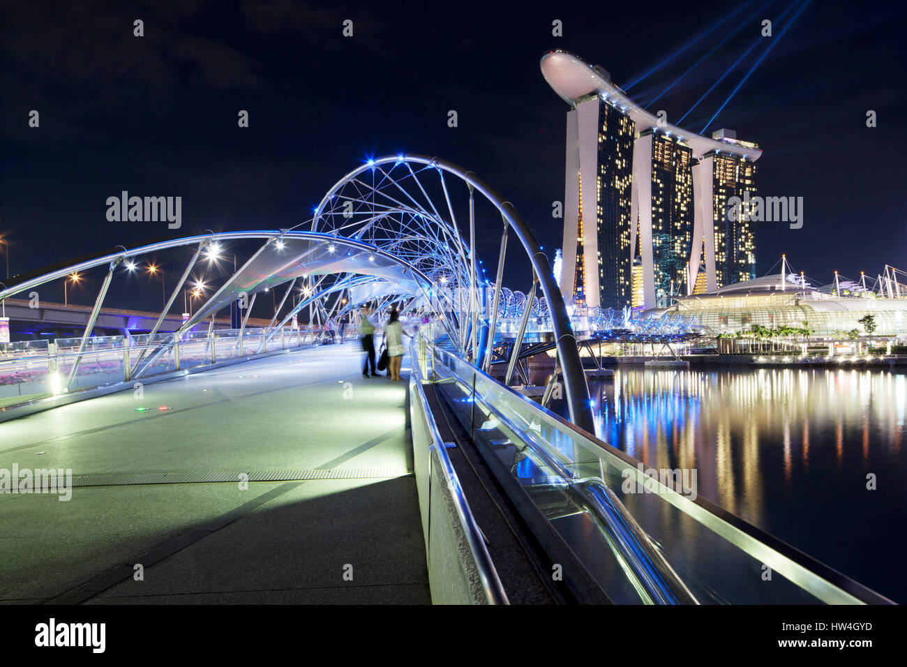Marina Bay Sands Hotel und der Helix-Brücke in der Abenddämmerung in Singapur, Asien. Stockfoto