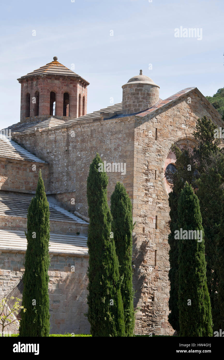 Rückseite der Abteikirche aus dem Rosengarten in Abtei von Fontfroide, Languedoc-Roussilon, Frankreich. Stockfoto