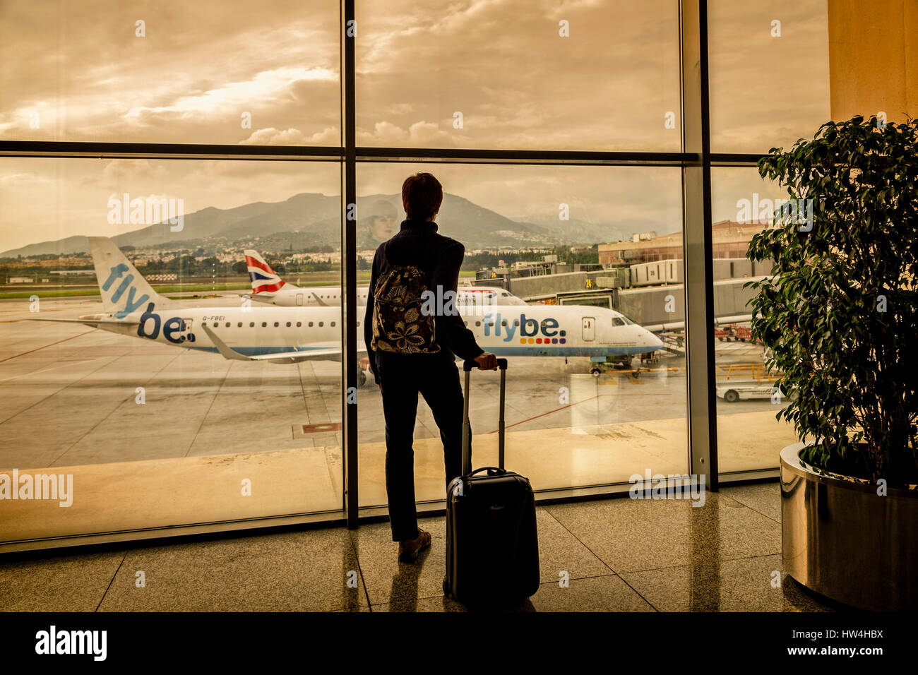 Touristen mit Gepäck am Flughafen Malaga. Costa Del Sol, Malaga. Andalusien Südspanien. Europa Stockfoto