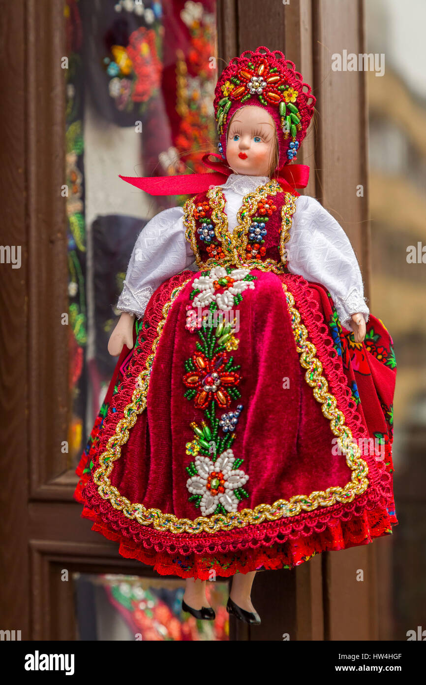 Puppen in Folklore und traditionellen Kleidern in einem Souvenirshop. Budapest Ungarn, Südost-Europa Stockfoto