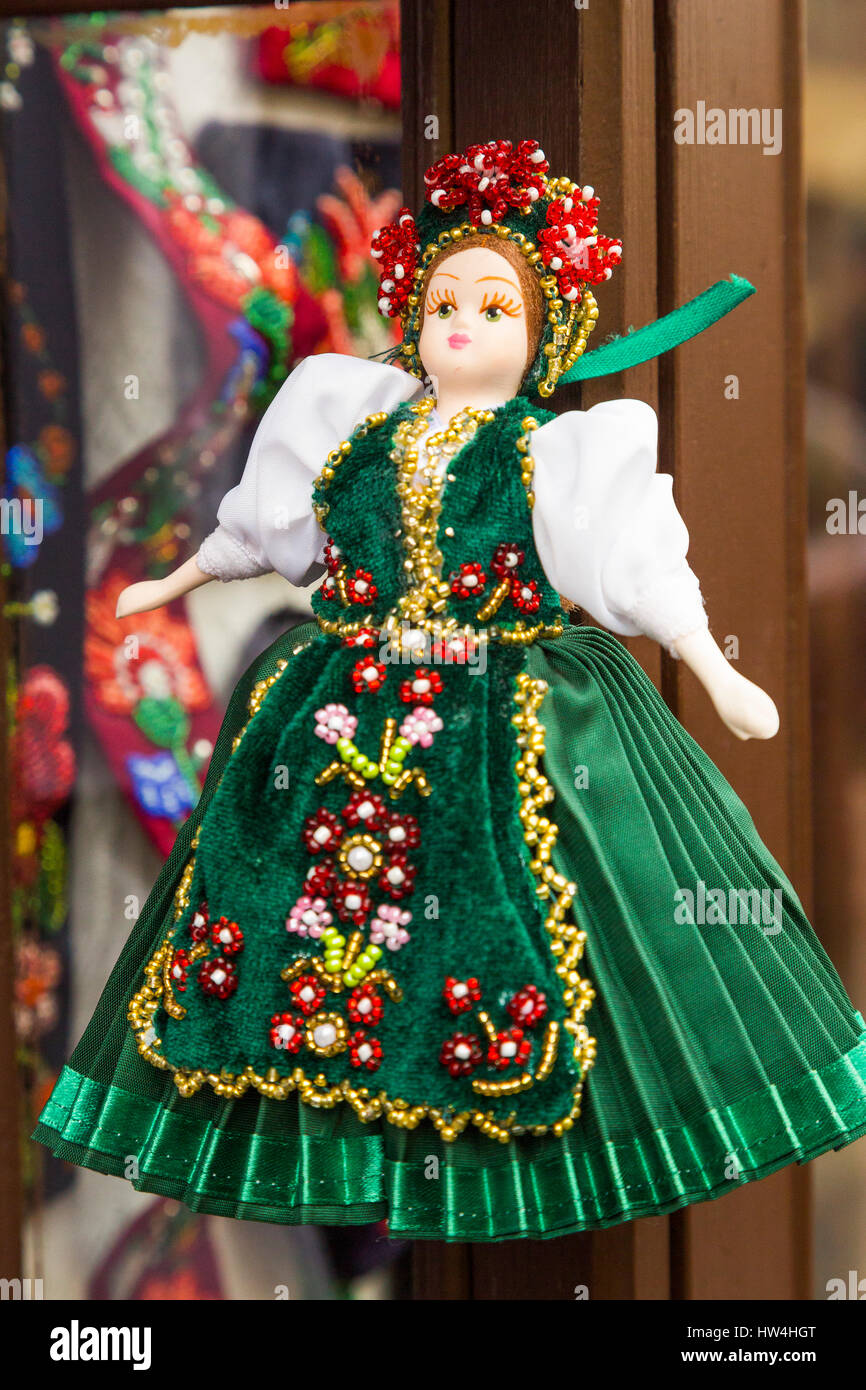 Puppen in Folklore und traditionellen Kleidern in einem Souvenirshop. Budapest Ungarn, Südost-Europa Stockfoto