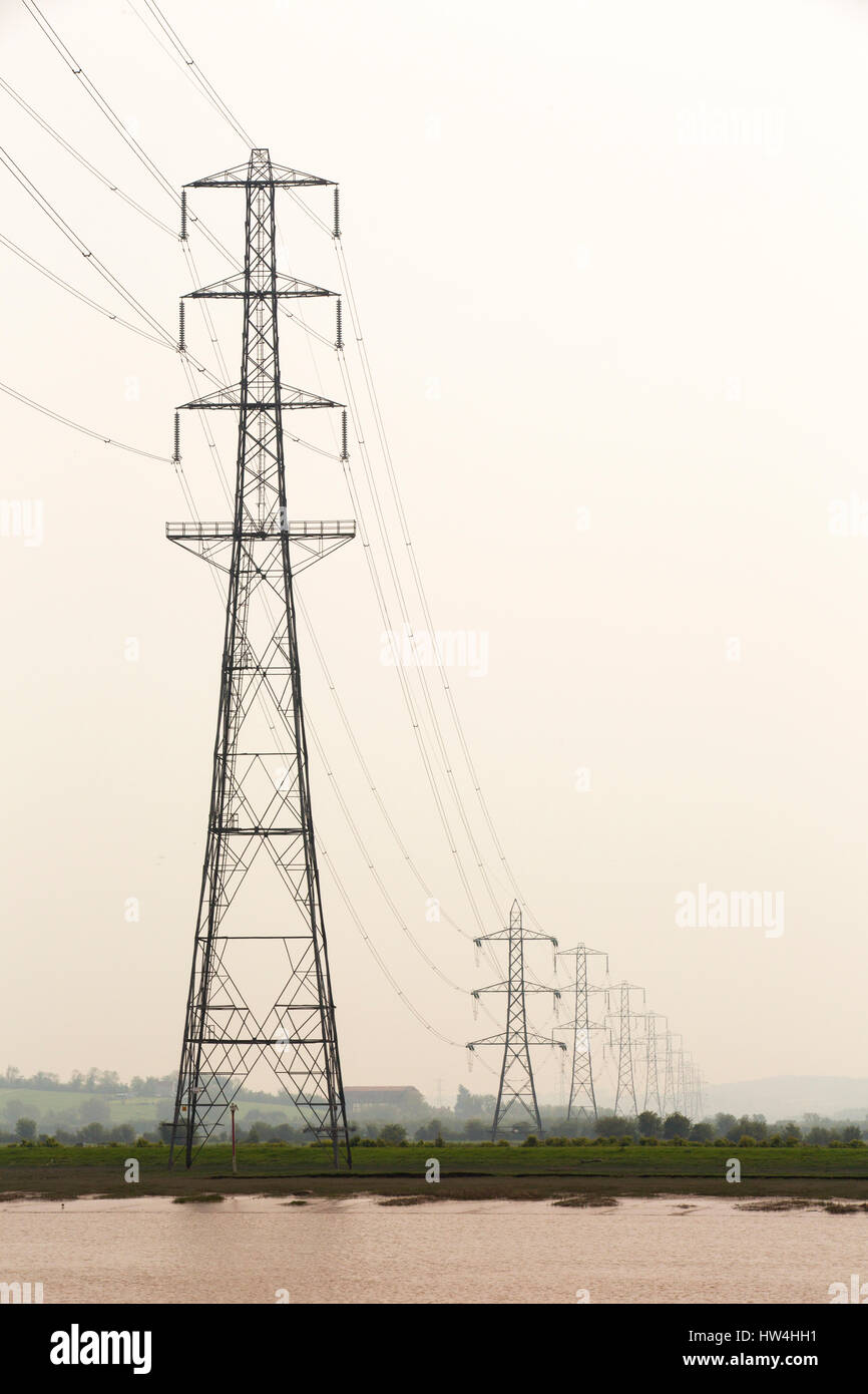 Pylone mit Strom vom Atomkraftwerk Hinkley Point in Somerset, Großbritannien. Stockfoto