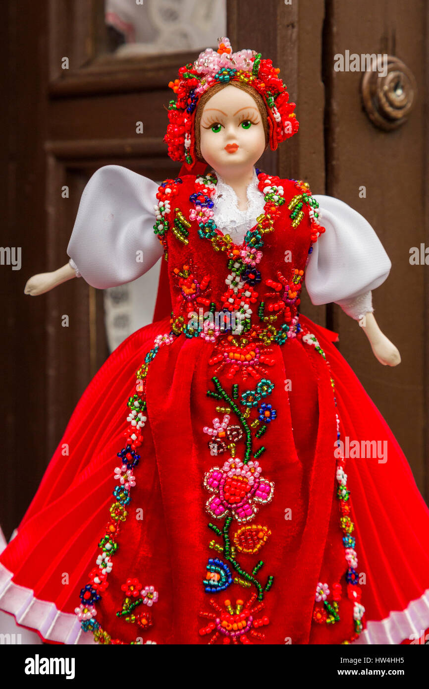 Puppen in Folklore und traditionellen Kleidern in einem Souvenirshop. Budapest Ungarn, Südost-Europa Stockfoto