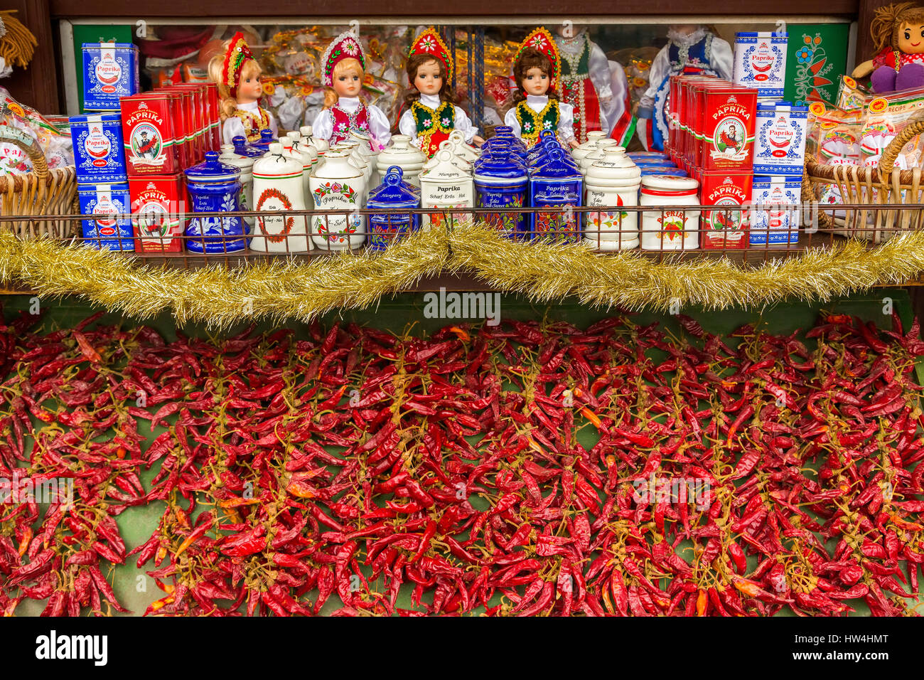 Gewürz, Paprika. Puppen in Folklore und traditionellen Kleidern in einem Souvenirshop. Budapest Ungarn, Südost-Europa Stockfoto