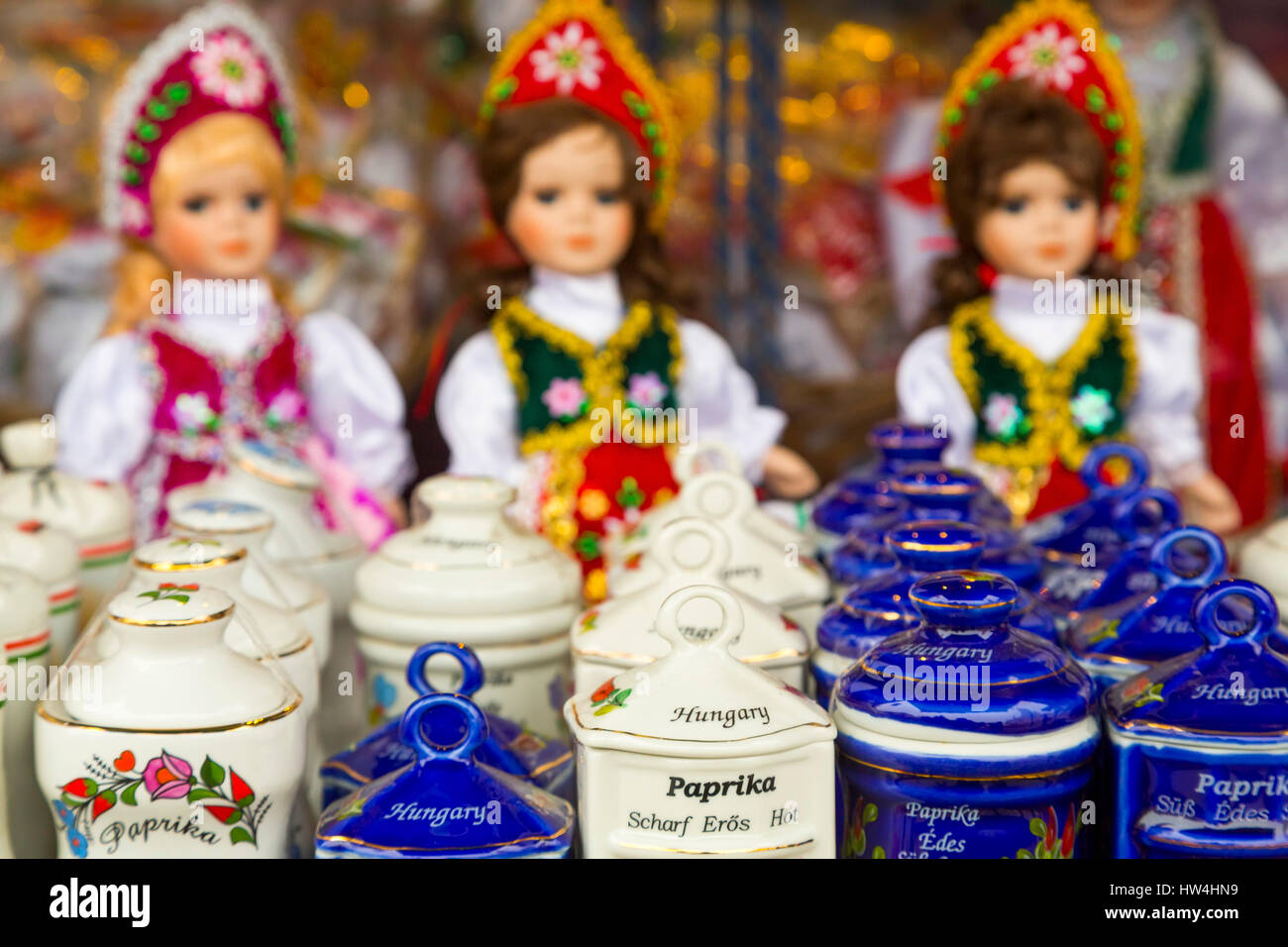 Puppen in Folklore und traditionellen Kleidern in einem Souvenirshop. Budapest Ungarn, Südost-Europa Stockfoto